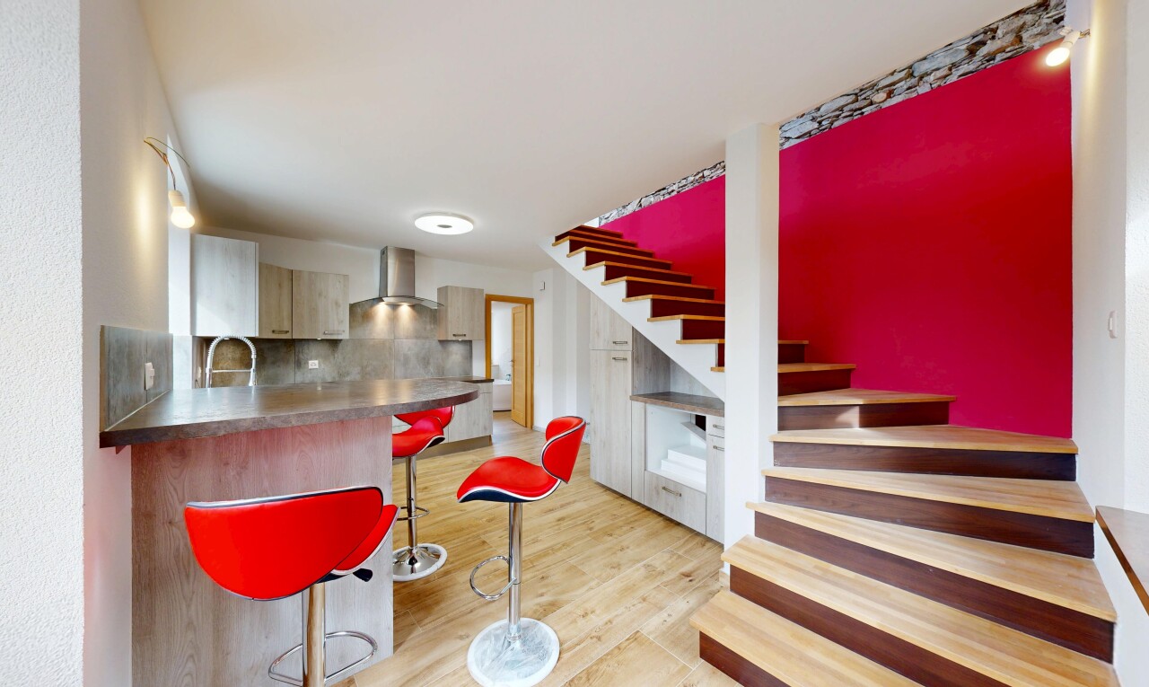 cuisine avec kitchen bar, bar de cuisine, kitchen peninsula, péninsule de cuisine, et wood finish floor