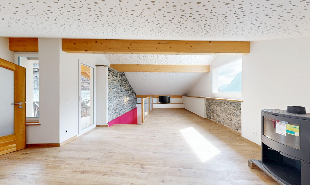 pièce vide avec plafond à poutres, beamed ceiling, plafond voûté, vaulted ceiling, et cloison sèche