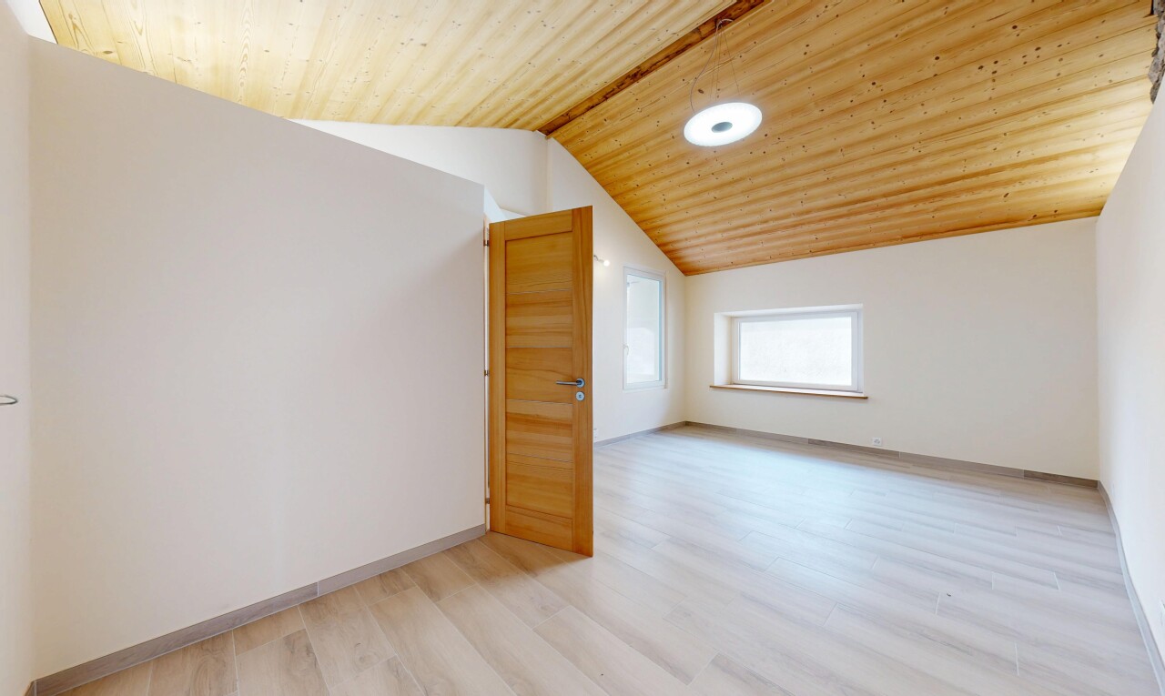 pièce vide avec wood ceiling, plafond en bois, inside property, natural light, et lumière naturelle
