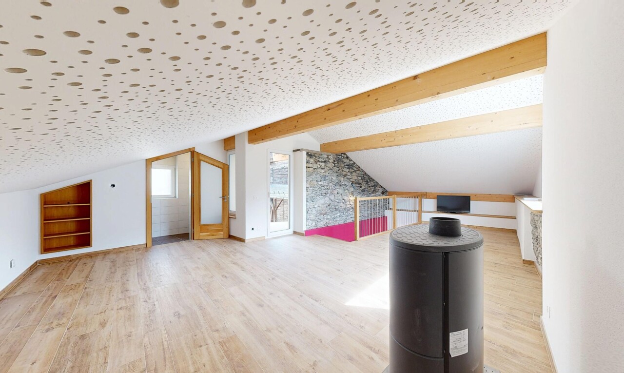 pièce vide avec inside property, beamed ceiling, plafond à poutres, wood finish floor, et sol en finition bois