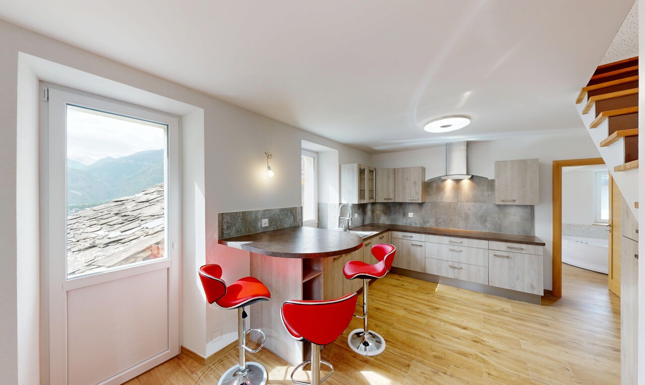cuisine avec dark countertops, plans de travail, backsplash, dosseret, et kitchen bar