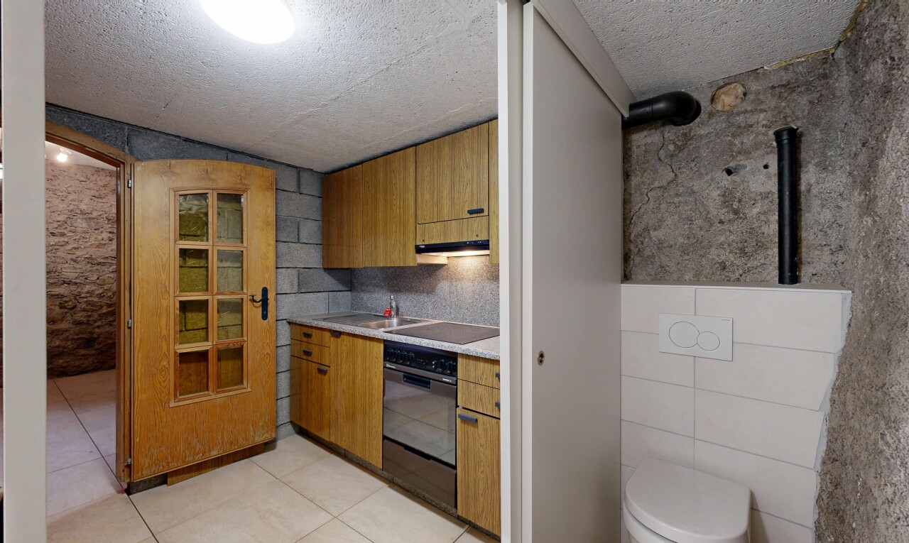 cuisine avec light countertops, plans de travail, four, light floor, et inside property