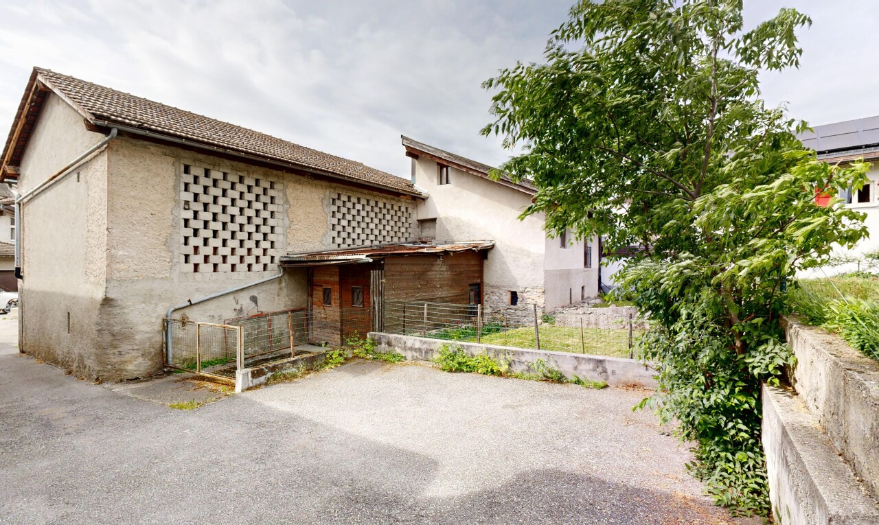 façade avec clôture, overcast, property visible, et bardage en stuc