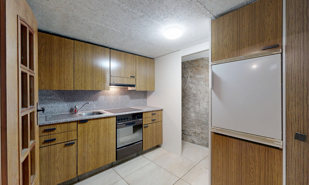 cuisine avec four, light floor, tile floor, sol en carrelage, et medium brown cabinets