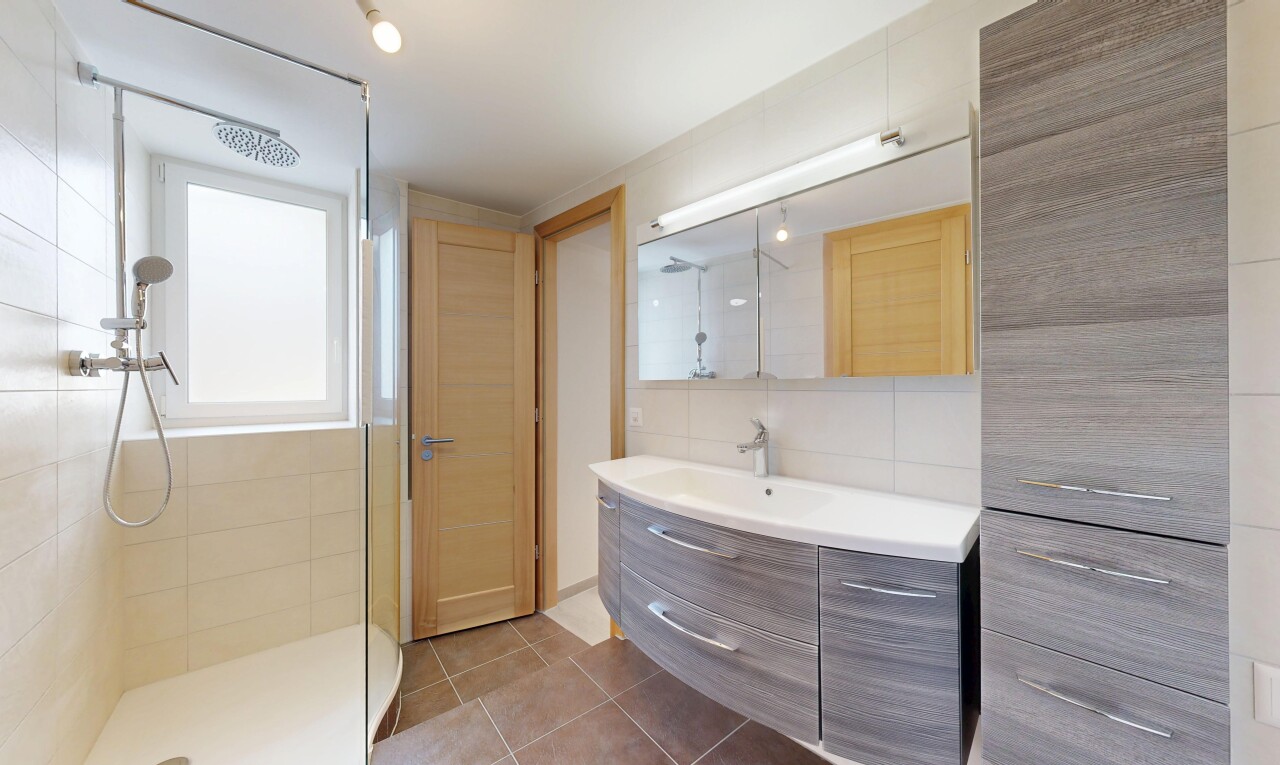 salle de bains avec lavabo (ou coiffeuse selon le contexte), lumière naturelle, natural light, salle de bain complète, et douche