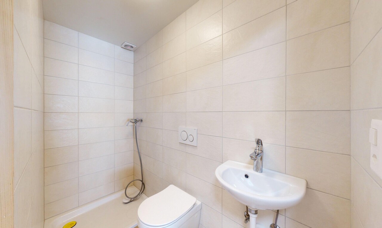 salle de bains avec douche, évier, tile wall, mur en carrelage, et salle de bain complète
