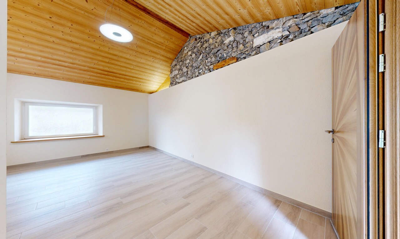 pièce vide avec plafond en bois, wood ceiling, lumière naturelle, natural light, et inside property