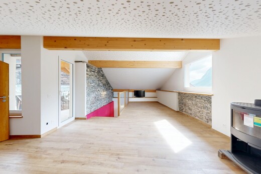 pièce vide avec plafond à poutres, beamed ceiling, plafond voûté, vaulted ceiling, et cloison sèche