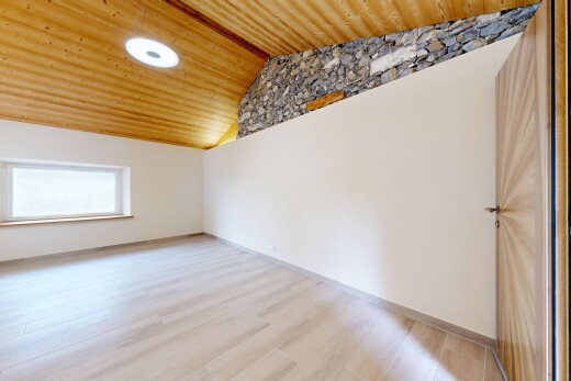 pièce vide avec plafond en bois, wood ceiling, lumière naturelle, natural light, et inside property