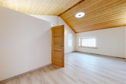 pièce vide avec wood ceiling, plafond en bois, inside property, natural light, et lumière naturelle
