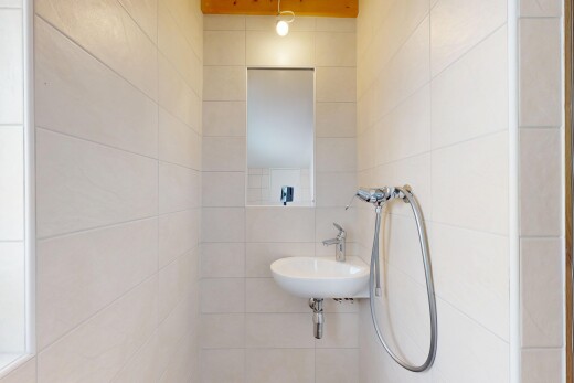 salle de bains avec miroir, inside property, mur en carrelage, tile wall, et évier
