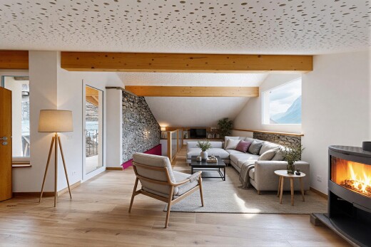 salon avec poêle à bois, beamed ceiling, plafond à poutres, inside property, et wood finish floor