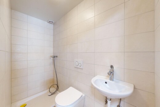 salle de bains avec douche, évier, tile wall, mur en carrelage, et salle de bain complète