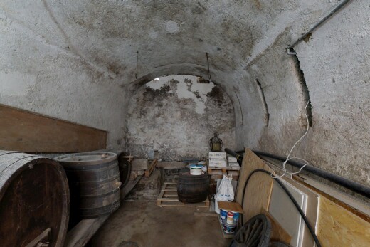 cave avec sol en béton, concrete floor, plafond voûté, et vaulted ceiling