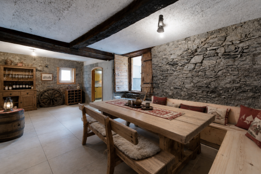 salle à manger avec mur en pierre, stone wall, lumière naturelle, natural light, et passages en arc