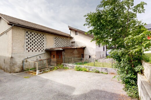 façade avec clôture, overcast, property visible, et bardage en stuc