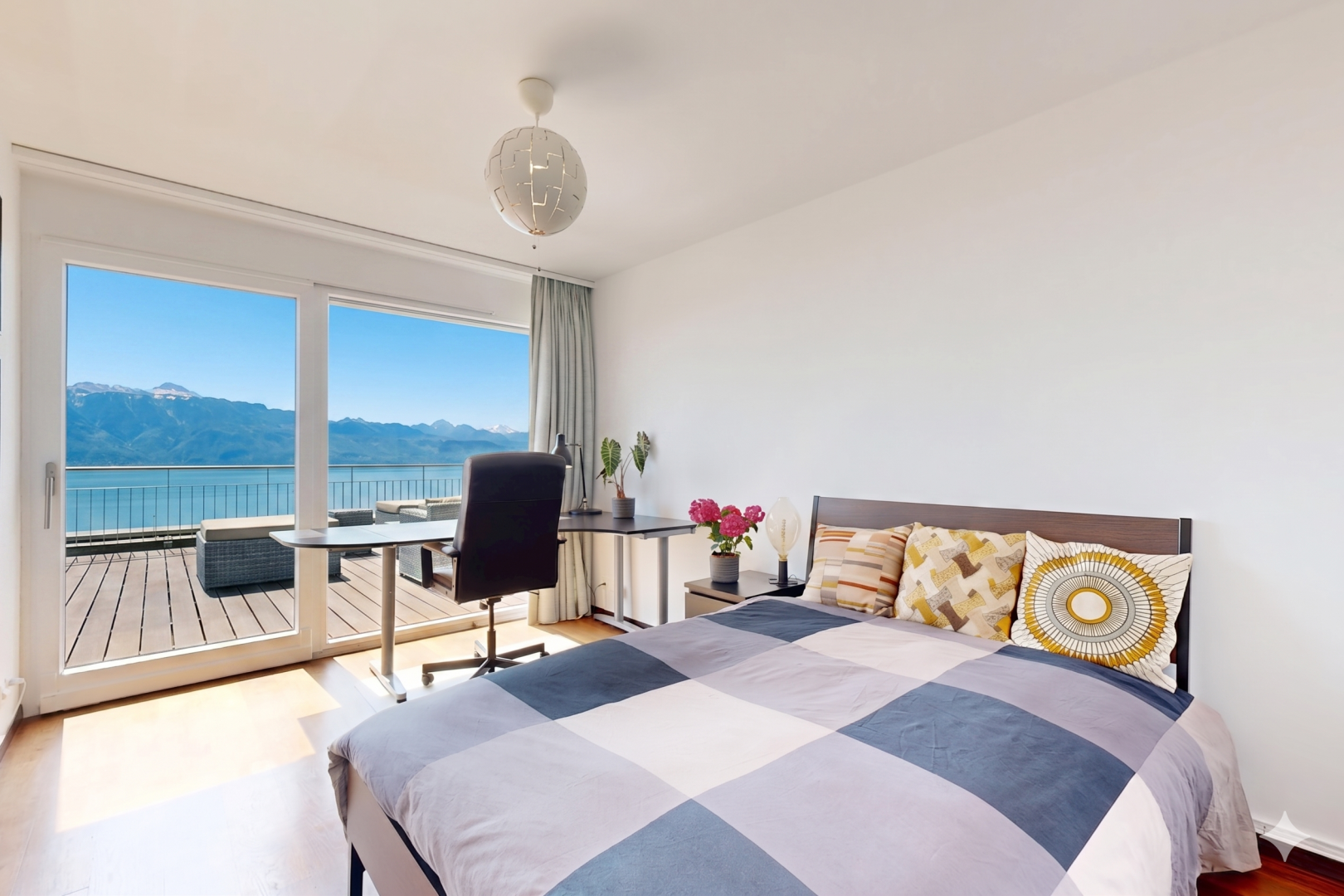 chambre avec wood finish floor, sol en finition bois, vue sur la montagne, mountain view, et inside property
