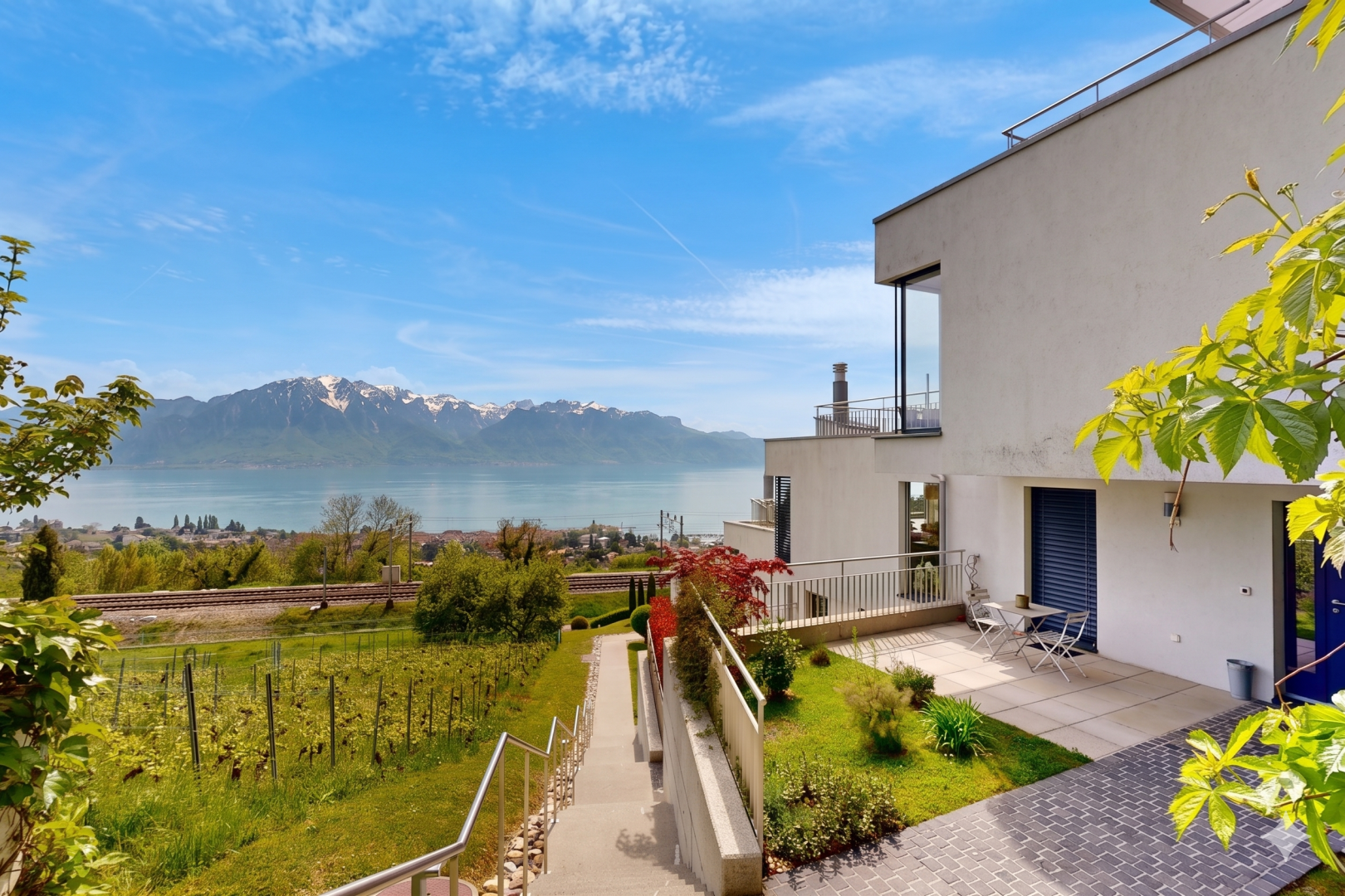 façade avec bardage en stuc, clôture, terrasse, vue sur la montagne, et mountain view