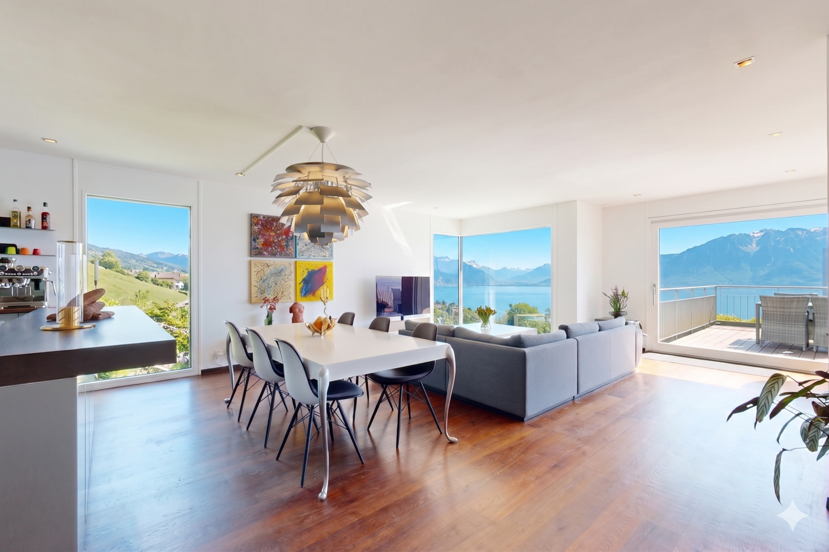 salon / salle à manger avec vue sur la montagne, mountain view, day time, drywall, et cloison sèche