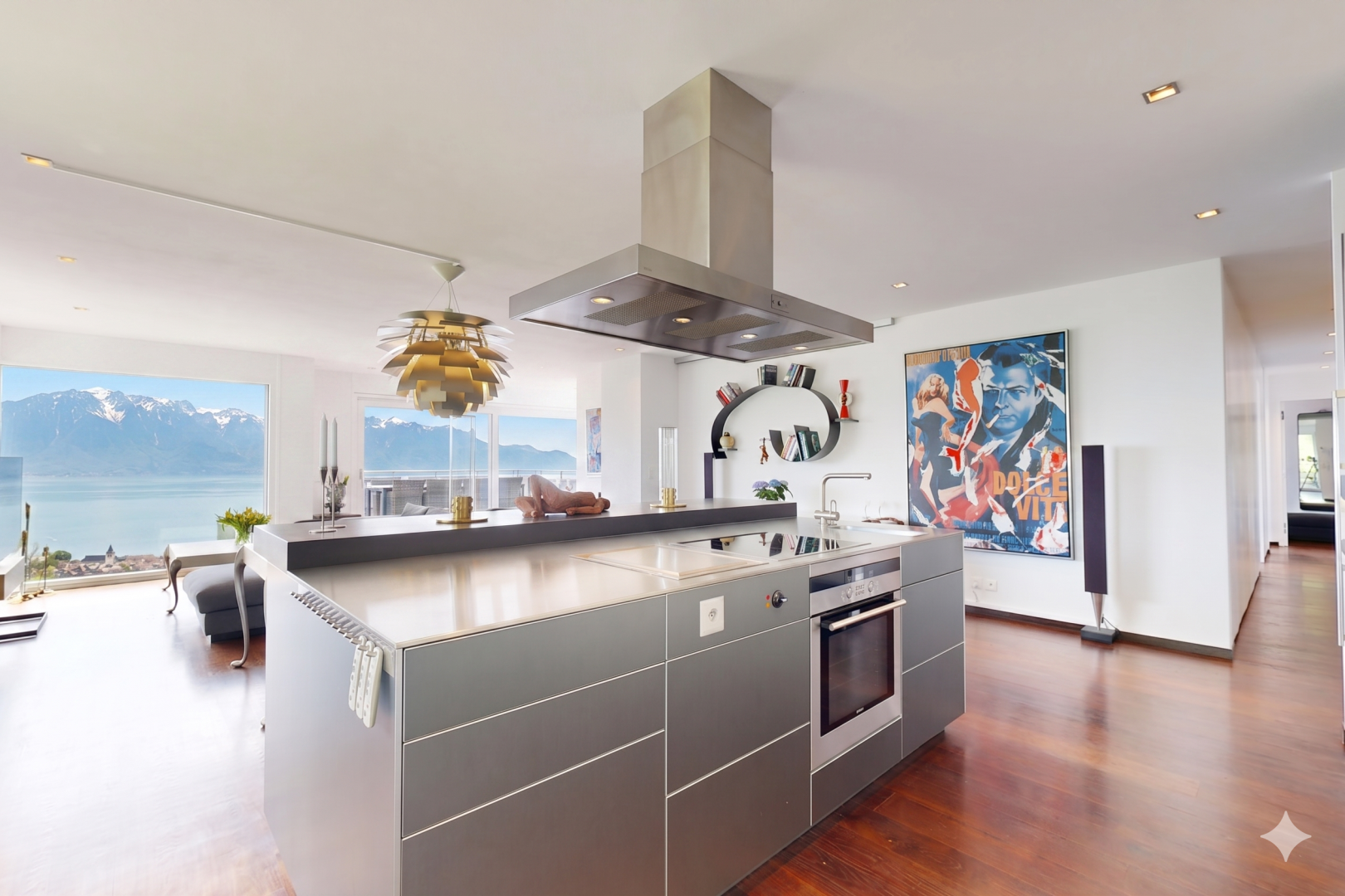cuisine avec armoires à panneau plat, flat panel cabinets, îlot de cuisine, kitchen island, et hotte
