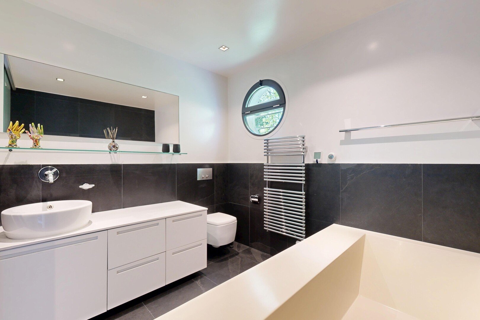 salle de bains avec chauffe-serviettes, salle de bain complète, natural light, lumière naturelle, et évier
