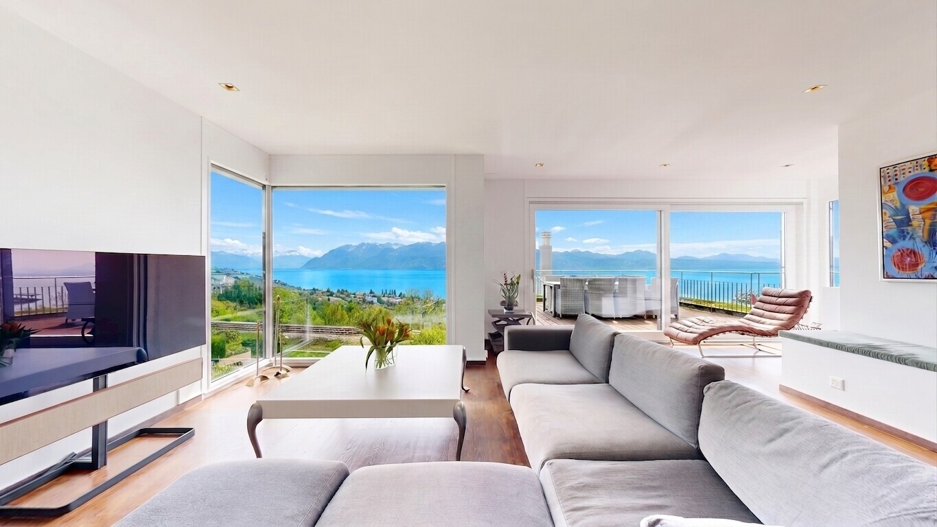 salon avec vue sur la montagne, mountain view, day time, inside property, et wood finish floor