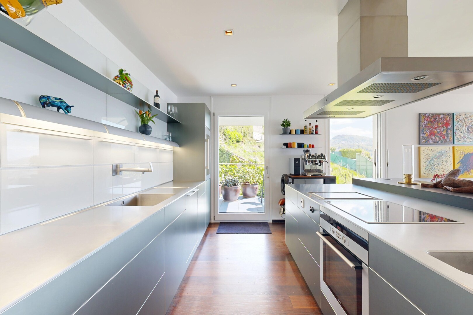 cuisine avec étagères ouvertes, open shelves, hotte, armoires à panneau plat, et flat panel cabinets