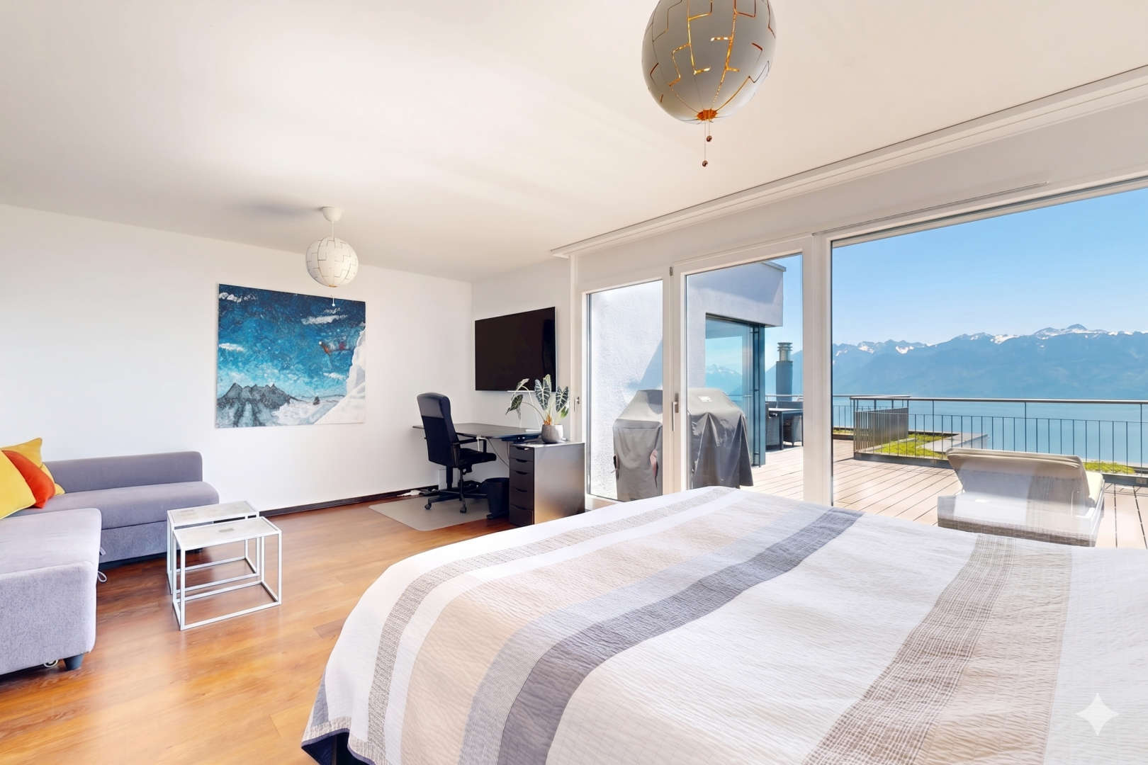 chambre avec espace bureau, inside property, sol en finition bois, wood finish floor, et cloison sèche