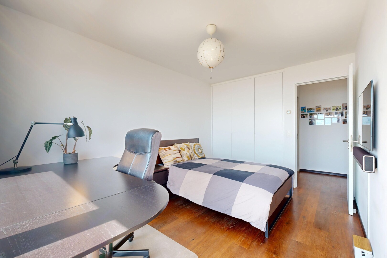 chambre avec sol en finition bois, wood finish floor, cloison sèche, drywall, et inside property