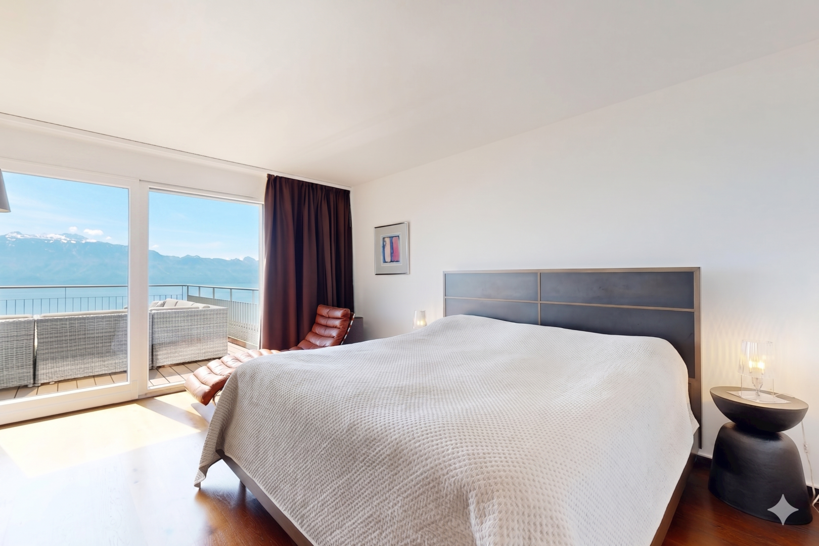 chambre avec inside property, accès à l'extérieur, vue sur l'eau, water view, et drywall