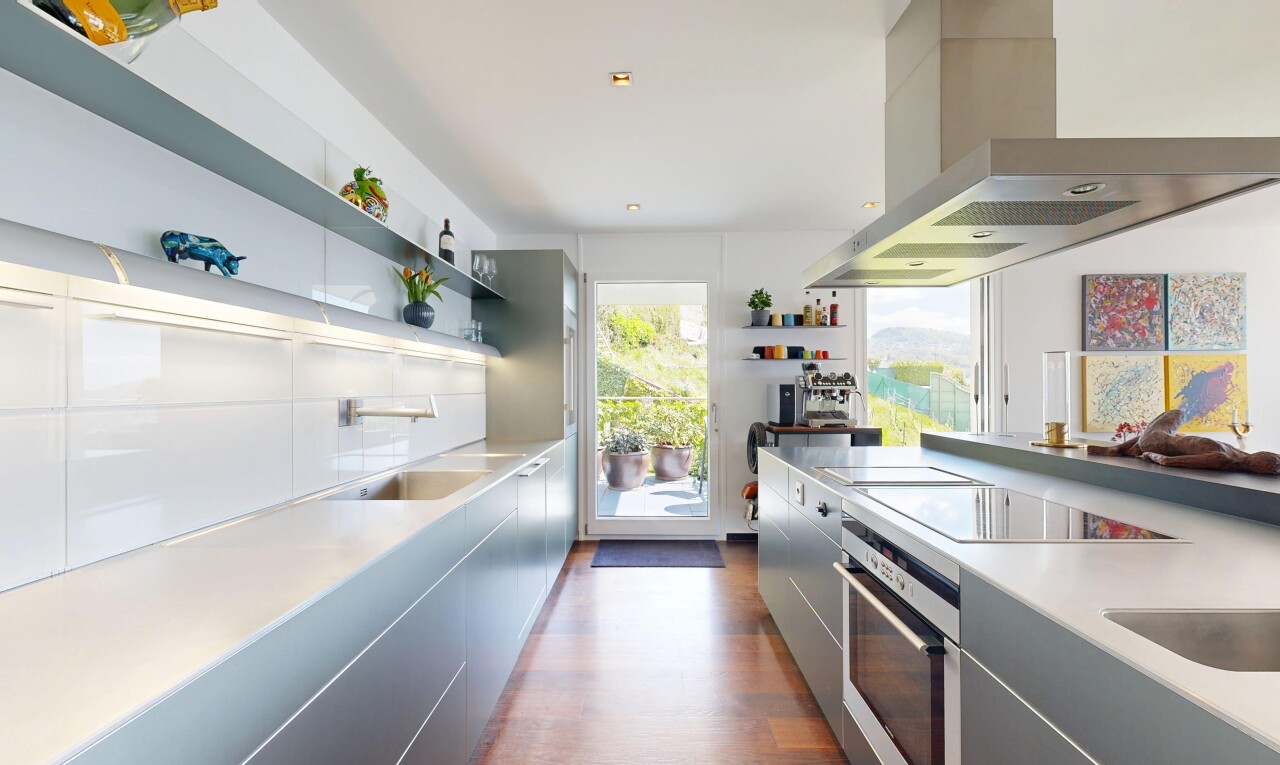 cuisine avec étagères ouvertes, open shelves, hotte, armoires à panneau plat, et flat panel cabinets