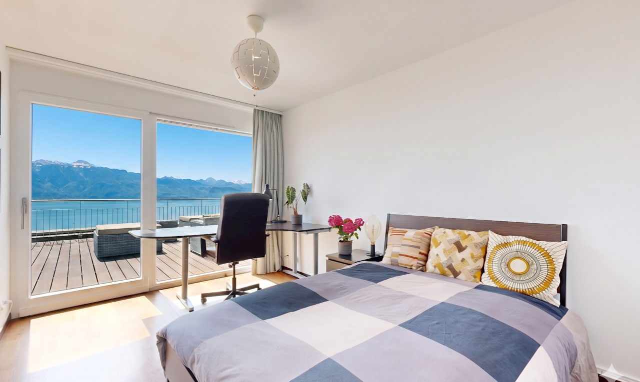 chambre avec wood finish floor, sol en finition bois, vue sur la montagne, mountain view, et inside property