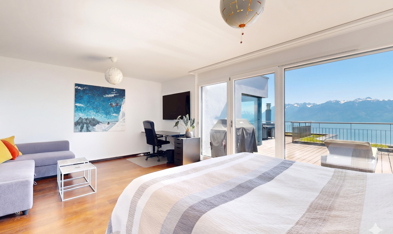 chambre avec espace bureau, inside property, sol en finition bois, wood finish floor, et cloison sèche
