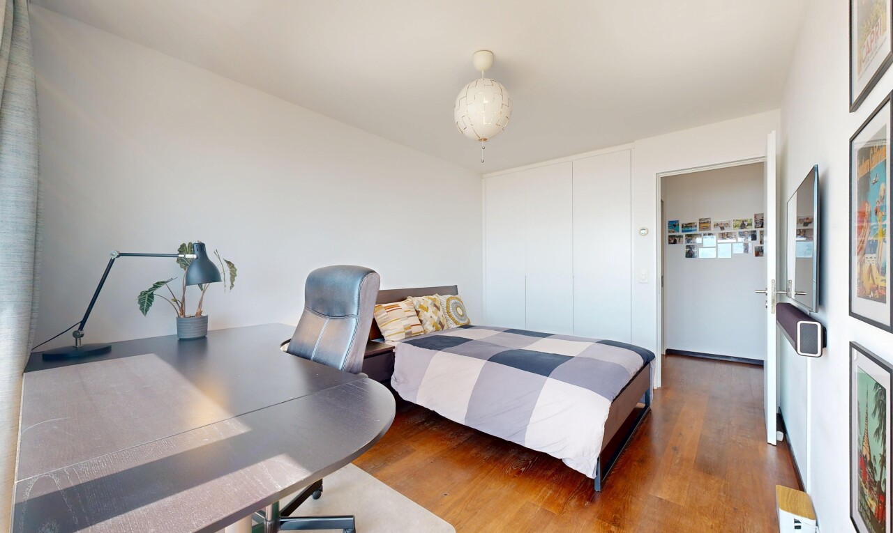 chambre avec sol en finition bois, wood finish floor, cloison sèche, drywall, et inside property