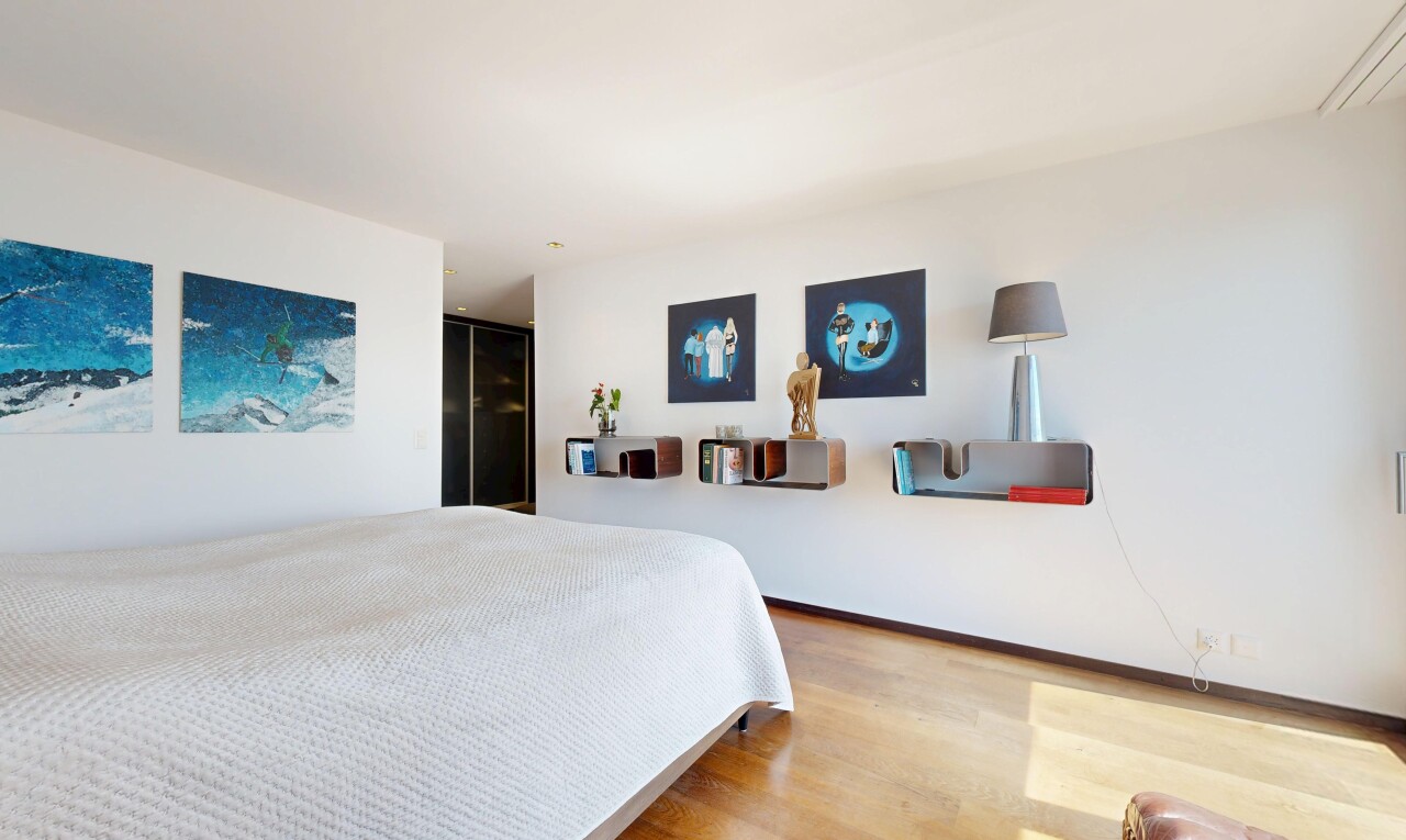 chambre avec sol en finition bois, wood finish floor, cloison sèche, drywall, et inside property