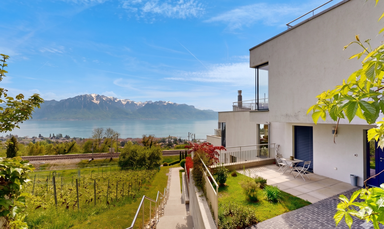 façade avec bardage en stuc, clôture, terrasse, vue sur la montagne, et mountain view