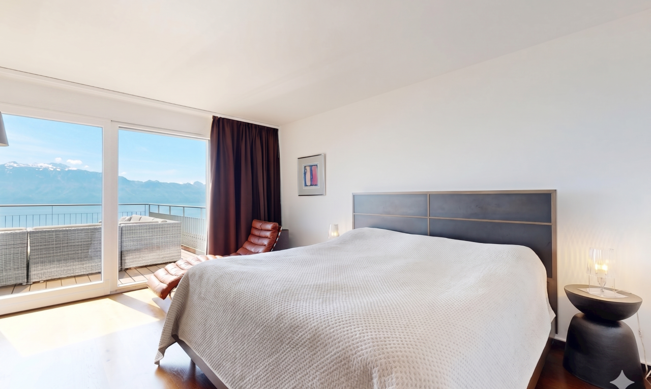 chambre avec inside property, accès à l'extérieur, vue sur l'eau, water view, et drywall