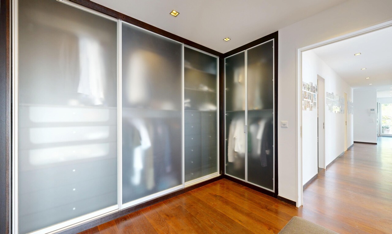chambre avec inside property, wood finish floor, sol en finition bois, drywall, et cloison sèche