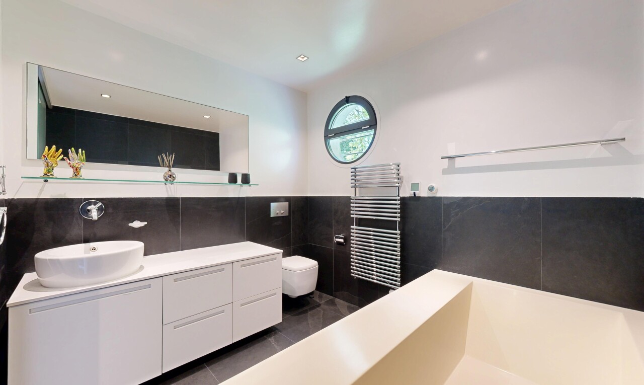 salle de bains avec chauffe-serviettes, salle de bain complète, natural light, lumière naturelle, et évier