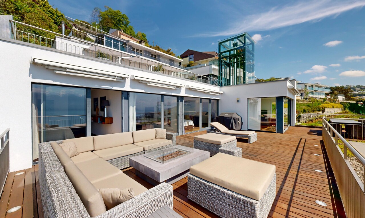 terrasse avec terrasse, day time, foyer extérieur, espace de vie extérieur, et gril