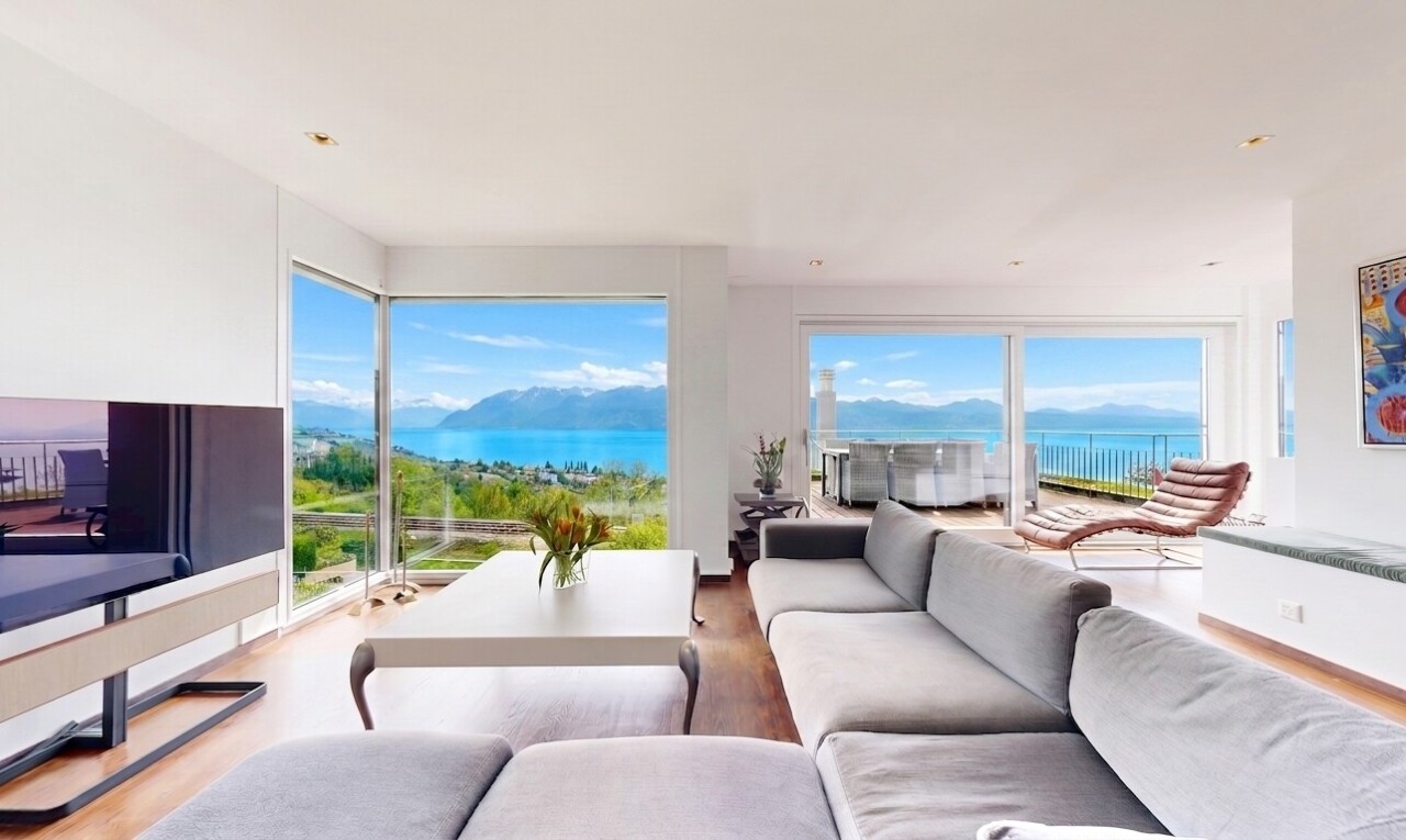 salon avec vue sur la montagne, mountain view, day time, inside property, et wood finish floor