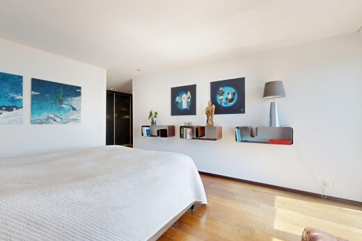 chambre avec sol en finition bois, wood finish floor, cloison sèche, drywall, et inside property