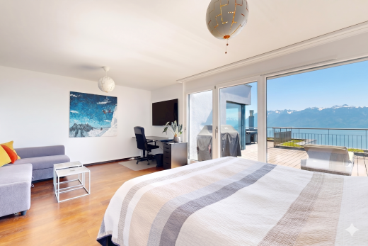 chambre avec espace bureau, inside property, sol en finition bois, wood finish floor, et cloison sèche