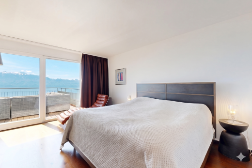 chambre avec inside property, accès à l'extérieur, vue sur l'eau, water view, et drywall