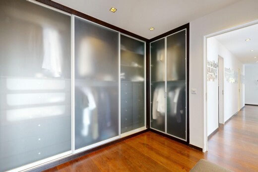 chambre avec inside property, wood finish floor, sol en finition bois, drywall, et cloison sèche