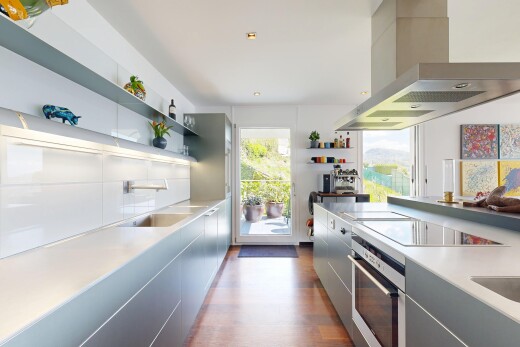 cuisine avec étagères ouvertes, open shelves, hotte, armoires à panneau plat, et flat panel cabinets