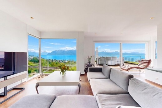 salon avec vue sur la montagne, mountain view, day time, inside property, et wood finish floor
