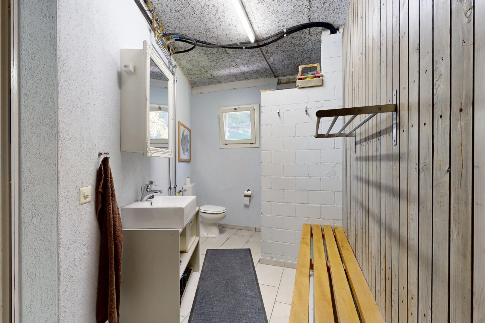 bad mit spiegel, toilette, schminktisch, inside property, und waschbecken