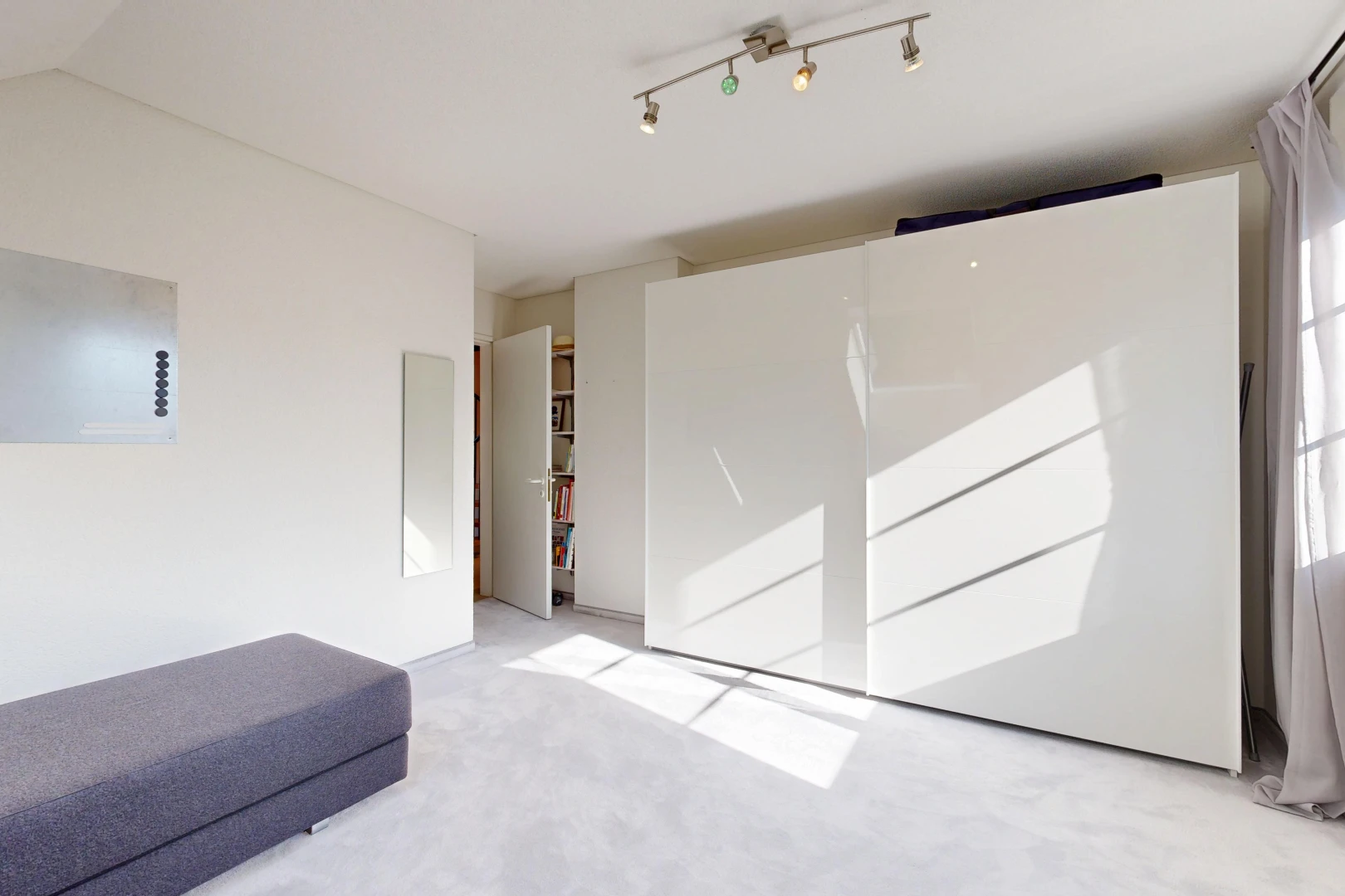zimmer / schlafzimmer mit deckenbeleuchtung, inside property, drywall, gipskartonwand, und carpet