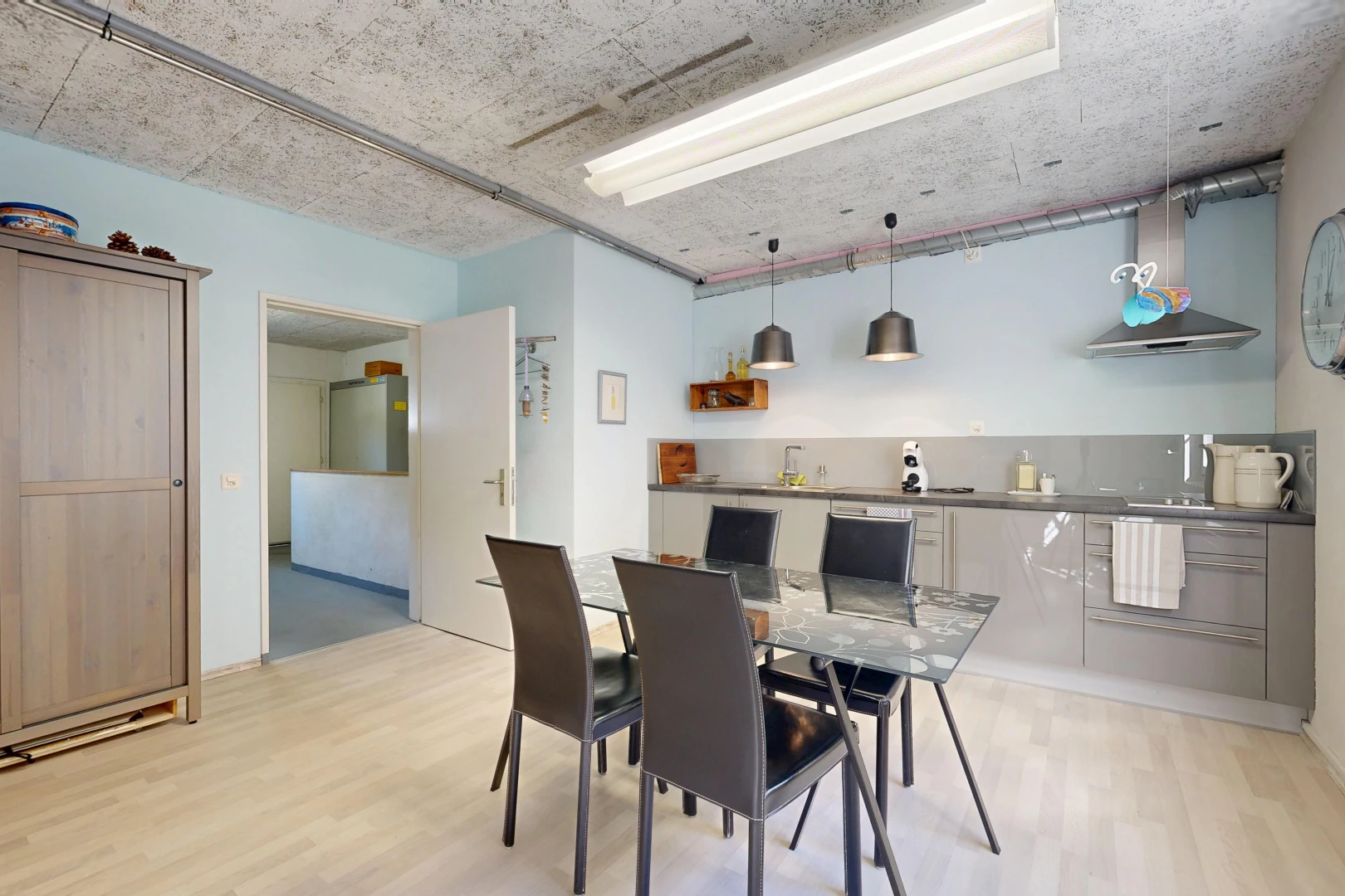 esszimmer mit pendelleuchte, drywall, gipskartonwand, light floor, und wood finish floor